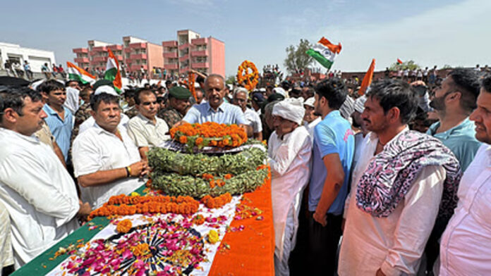 Charkhi Dadri News: चरखी-दादरी के जवान लांस नायक मनोज फोगाट पंचतत्व में विलीन