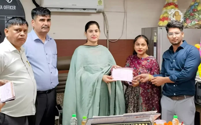 Mayor Komal Saini distributed cheques to 25 couples under the Intercaste Marriage Shagun Scheme