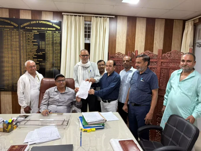 Bhiwani News : पेयजल संकट के समाधान की मांग को लेकर एसई को सौंपा ज्ञापन, एक बार फिर मिला आश्वासन