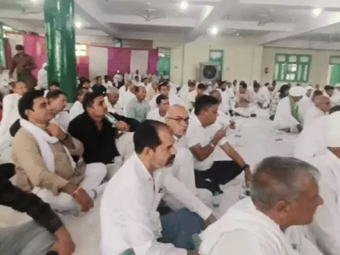 Kurukshetra News: कुरुक्षेत्र में हुई सर्वजातीय खाप महापंचायत, हिंदू-मैरिज एक्ट में बदलाव की मांग की Kurukshetra News: कुरुक्षेत्र में हुई सर्वजातीय खाप महापंचायत, हिंदू-मैरिज एक्ट में बदलाव की मांग की