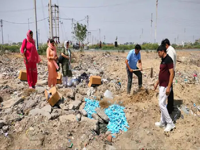 Rohtak News: रोहतक में 2 आंगनबाड़ी केंद्रों से एक्सपायरी मिल्कबार चॉकलेट की 8 पेटी की जब्त