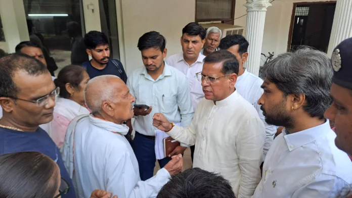 Faridabad News : सीवर और खड़ंजे की मांग लेकर पहुंचे लोगों को मंत्री राजेश नागर ने दिया आश्वासन