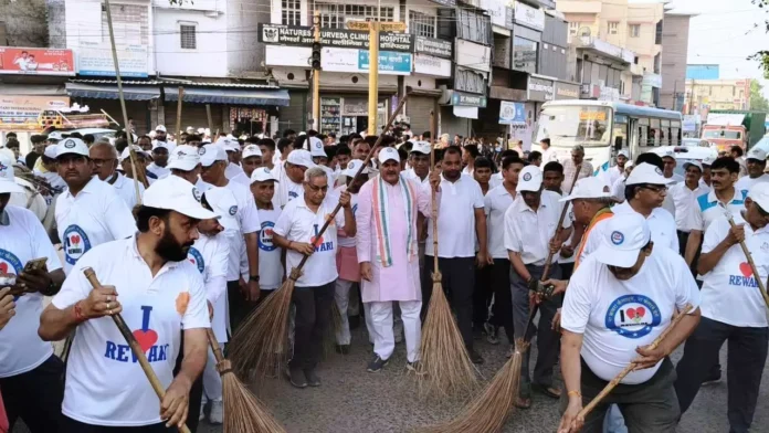 More than five thousand students gave the message of cleanliness by forming a human chain More than five thousand students gave the message of cleanliness by forming a human chain