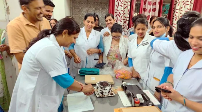 Jind News : विश्व नर्सिंग दिवस पर नर्सों ने केक काट कर मनाई खुशी