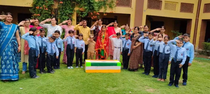 Bhiwani News : मदर्स डे पर केआर पब्लिक स्कूल विद्यार्थियों ने सैनिकों व शहीदों को किया नमन