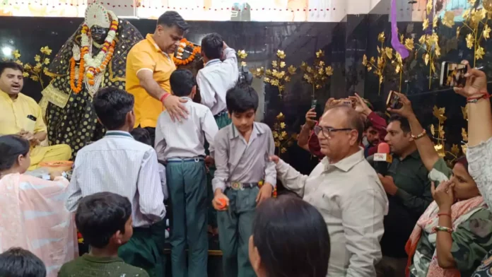 Faridabad News : शनिदेव जयंती के अवसर पर स्कूली बच्चों ने किया तेल से अभिषेक