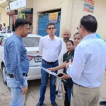 Gurugram News : नाथूपुर पहुंचे निगम अधिकारियों के समक्ष लोगों ने रखीं कूड़ा, जल निकासी, गंदगी की समस्याएं