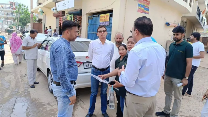 Gurugram News : नाथूपुर पहुंचे निगम अधिकारियों के समक्ष लोगों ने रखीं कूड़ा, जल निकासी, गंदगी की समस्याएं