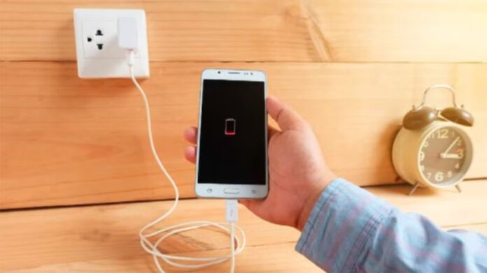 Phone Charging Tips: कटे हुए चार्जिंग केबल से फोन को नहीं करना चाहिए चार्ज