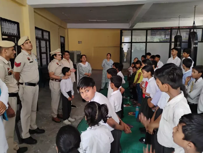 Faridabad News : पुलिस ने पाठशाला का आयोजन कर दी 800 सौ से अधिक बच्चों को यातायात शिक्षा