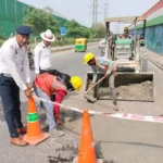 Gurugram News : पुलिस कर्मियों ने सुभाष चौक पर बने गड्ढों को भरवाया