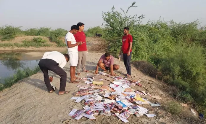 Bhiwani News : गांव तिगड़ाना में जोहड़ किनारे डाक फेंक फरार हुआ डाक कर्मचारी, वायरल वीडियो से खुली पोल