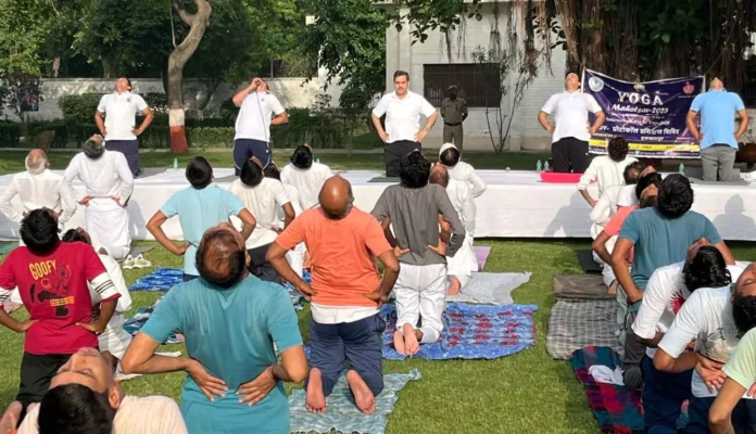 Gurugram News : गुरुग्राम जिला जेल में बंदियों ने किया सामूहिक योगाभ्यास