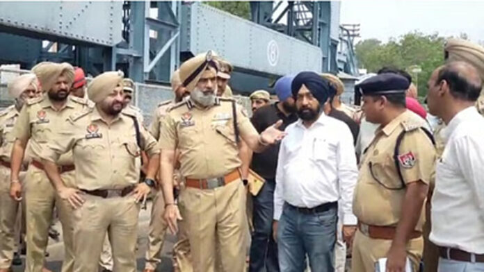 Haryana-Punjab Water Dispute: हरियाणा-पंजाब के बीच जल विवाद गहराया, पंजाब सरकार ने नंगल डैम पर पुलिस की तैनात Haryana-Punjab Water Dispute: हरियाणा-पंजाब के बीच जल विवाद गहराया, पंजाब सरकार ने नंगल डैम पर पुलिस की तैनात