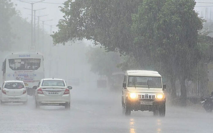 Haryana Weather Update: हरियाणा में हो रही बारिश, तेज तूफान भी चल रहा