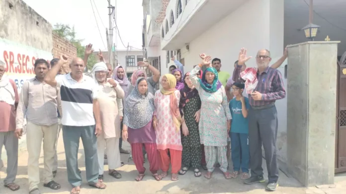Bhiwani News : पेयजल समस्या के विरोध में फूटा विद्या नगर हनुमान गली निवासियों का गुस्सा