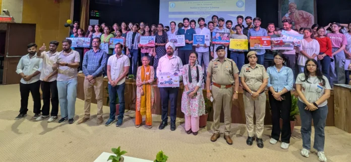 Road safety tips given to students and staff under 'Sar Salamat To Ghar Salamat' Faridabad News : सर सलामत तो घर सलामत के तहत छात्र-छात्राओं और स्टाफ को दिए सडक़ सुरक्षा के टिप्स