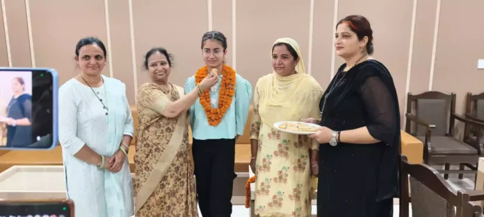Jind News : सच्चाखेड़ा की छात्रा निधि प्रदेश में तीसरे स्थान पर