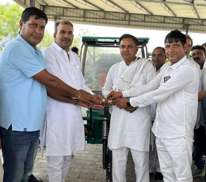 Sanitation guards got e-rickshaws, expressed gratitude to the MLA, e-rickshaws were handed over to eight villages under the Swachh Bharat Swachh Badhra Mission