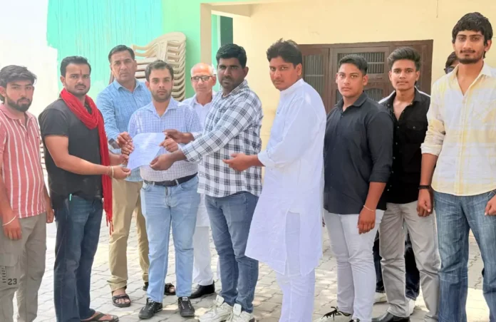 Student leaders protested against the merger of Government Teaching College with CBLU, submitted a memorandum of demands Bhiwani News : राजकीय शिक्षण महाविद्यालय का सीबीएलयू में विलय करने के विरोध में उतरे छात्र नेता, सौंपा मांगपत्र