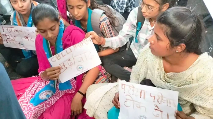 Bhiwani News : सीबीएलयू में विद्यार्थियों ने खून से पत्र लिखकर किया रोष प्रदर्शन
