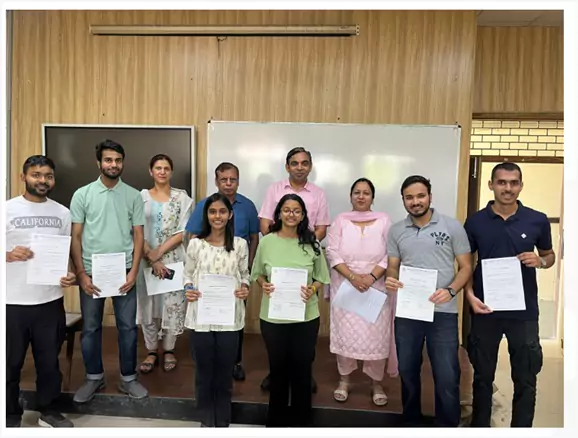 Students who were successful in GATE and CAT were felicitated with certificates of appreciation Faridabad News : गेट और कैट में सफल विद्यार्थियों को प्रशंसा पत्र देकर सम्मानित किया गया