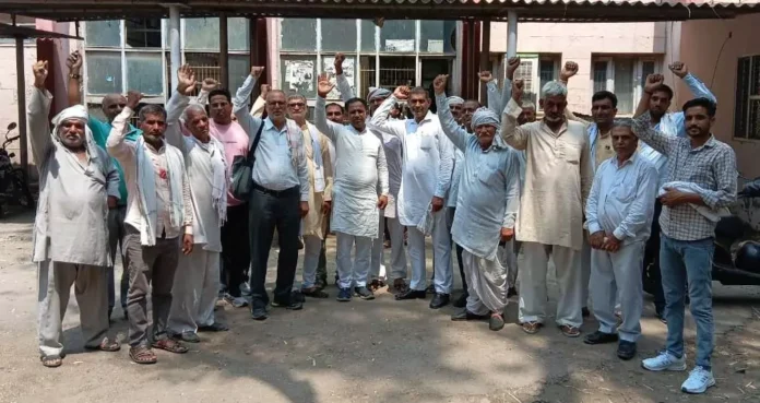 Bhiwani News : खेतों में टावर मामले में एसडीएम की मध्यस्थता में किसानों व कंपनी के अधिकारियों के बीच वार्ता