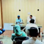 Faridabad News : टीचपचंद शर्मा ने बुर्जुग से नारियल तुड़वा किया टाइल्स रास्ते का शुभारंभ