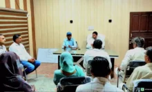 Faridabad News : टीचपचंद शर्मा ने बुर्जुग से नारियल तुड़वा किया टाइल्स रास्ते का शुभारंभ