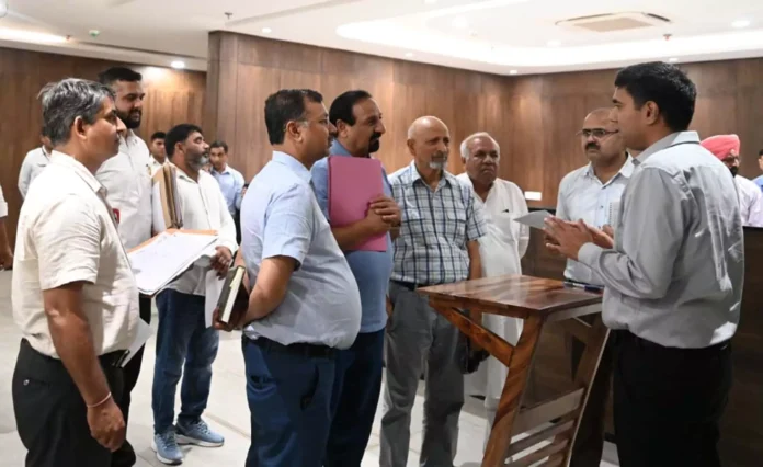 Gurugram News : निगमायुक्त ने नागरिकों की शिकायतें सुन दिया शीघ्र समाधान का भरोसा