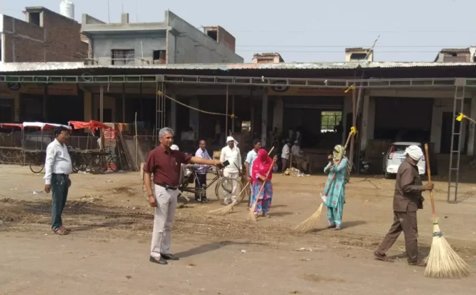 Faridabad News : नगर निगम के सफाई कर्मचारियों का मंडी की गंदगी को दूर करने का अभियान जारी