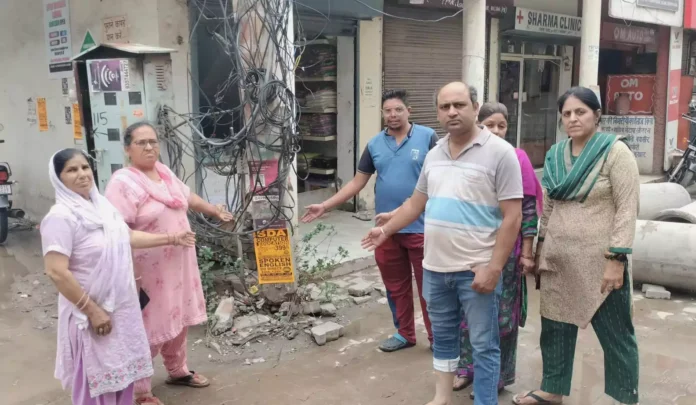 The dilapidated electricity pole is on the verge of collapse