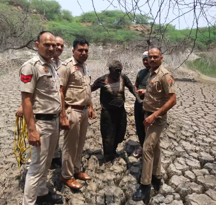Faridabad News : दलदल में फंसा हुआ था बुजुर्ग, थाना सूरजकुंड की टीम ने किया रेस्क्यू,21 मई से था घर से लापता