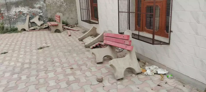 The plot left for children to play and for the elderly to sit in Anand Vihar Baltana is being neglected