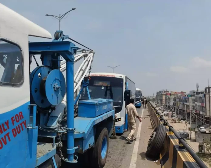 The tire of a moving bus came off while descending from Zirakpur flyover