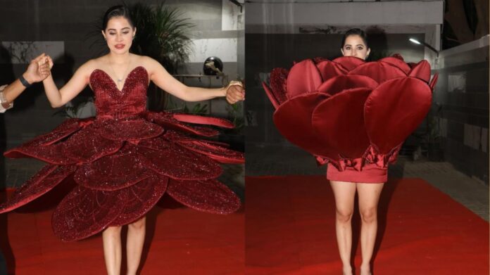 Urfi Javed Bold Red Carpet Look Viral: मुंबई में उर्फी जावेद का देसी कान्स मोमेंट, रेड कार्पेट पर ऐसा जलवा कि हर कोई देखता रह गया