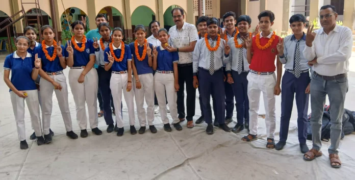 Bhiwani News : मैट्रिक के परीक्षा परिणाम में भी विवेकानंद स्कूल ने लहराया अपना परचम, 35 विद्यार्थी मेरिट सूची में