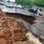 Gurugram News : बरसात में मिलेनियम सिटी में भरा पानी, टूटी सडक़ें और पेड़