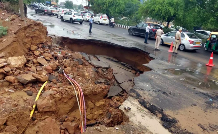 Gurugram News : बरसात में मिलेनियम सिटी में भरा पानी, टूटी सडक़ें और पेड़