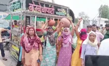 Bhiwani News : भिवानी की बैंक कॉलोनी की महिलाओं ने रोहतक नेशनल हाईवे को किया जाम