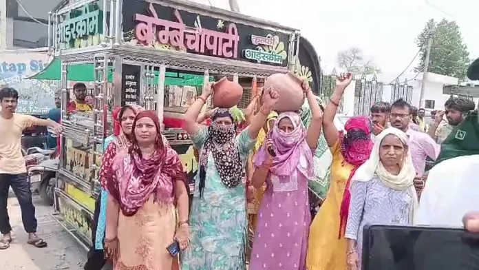 Bhiwani News : भिवानी की बैंक कॉलोनी की महिलाओं ने रोहतक नेशनल हाईवे को किया जाम