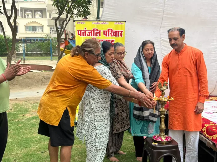 Faridabad News : रॉयल हेरिटेज में योग शिविर का हुआ शुभारंभ