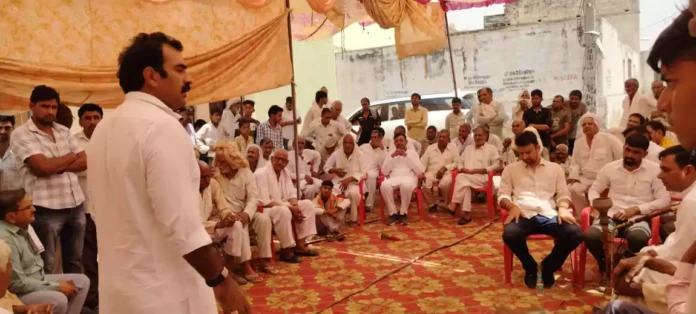 Bhiwani News : युवा भाजपा नेता ने जनसंपर्क अभियान में ग्रामीणों से सुनी समस्याएं, बताईं सरकार की योजनाएं