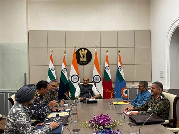 Defence Minister: राजनाथ ने भारत-पाक में बढ़ते तनाव के बीच देश की मौजूदा सुरक्षा स्थिति की समीक्षा की Defence Minister