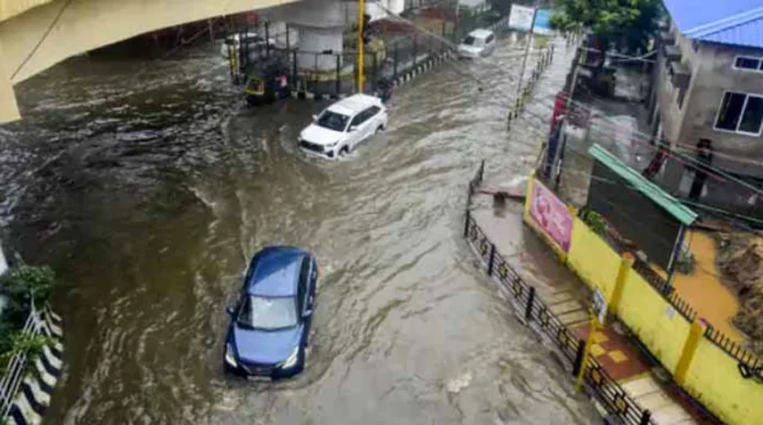 Northeast: भारी बारिश और भूस्खलन के कारण घर-होटल व सड़कें ढहीं, 19 लोगों की  मौत, हजारों बेघर