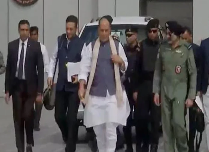 Rajnath Gujarat Visit: रक्षा मंत्री भुज वायु सेना स्टेशन के लिए रवाना, वायु योद्धाओं से करेंगे बातचीत Rajnath Gujarat Visit