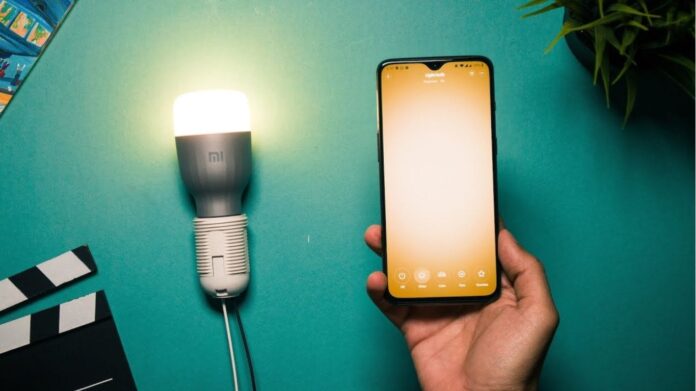 Smart LED Bulb: सिर्फ 1,200 रुपए में घर को बना दें स्मार्ट, Xiaomi लाया 16 मिलियन कलर वाला LED बल्ब!