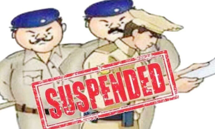 Faridabad News: फरीदाबाद में ठगी के मामले में लापरवाही बरतने पर 2 सब इंसपेक्टर और 1 कांस्टेबल सस्पेंड Faridabad News: फरीदाबाद में ठगी के मामले में लापरवाही बरतने पर 2 सब इंसपेक्टर और 1 कांस्टेबल सस्पेंड