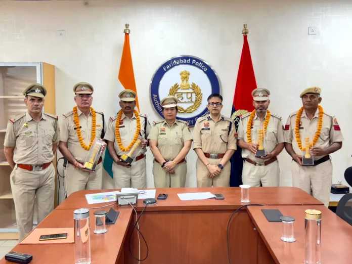 Faridabad News : फरीदाबाद पुलिस के 4 पुलिसकर्मी हुए सेवानिवृत्त, पुलिस आयुक्त कार्यालय में विदाई समारोह का किया गया आयोजन