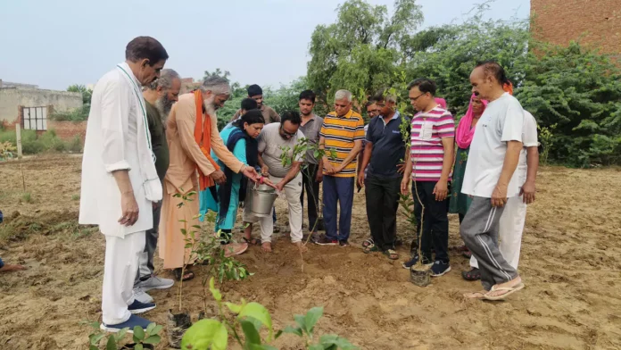 Bhiwani News : एक पौधा मां के नाम अभियान के तहत हनुमान जोहड़ी मंदिर में 78 पौधों का किया रोपण